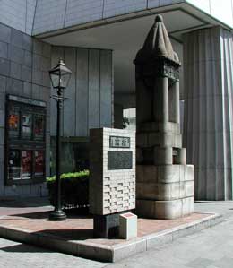 ガス街路灯と煉瓦銀座の碑