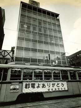 資生堂前の銀座通りには都電が走っていた(昭和42年)