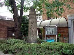 橋北詰東側の親柱