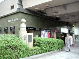 橋南詰西側の親柱